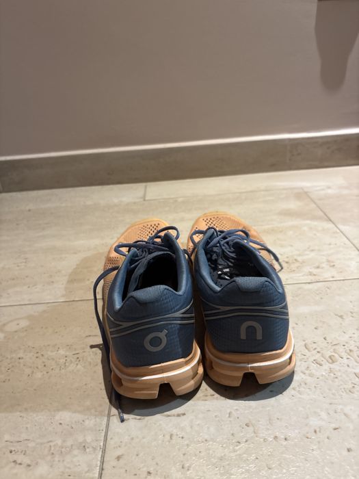 Продавам обувки на cloudnova