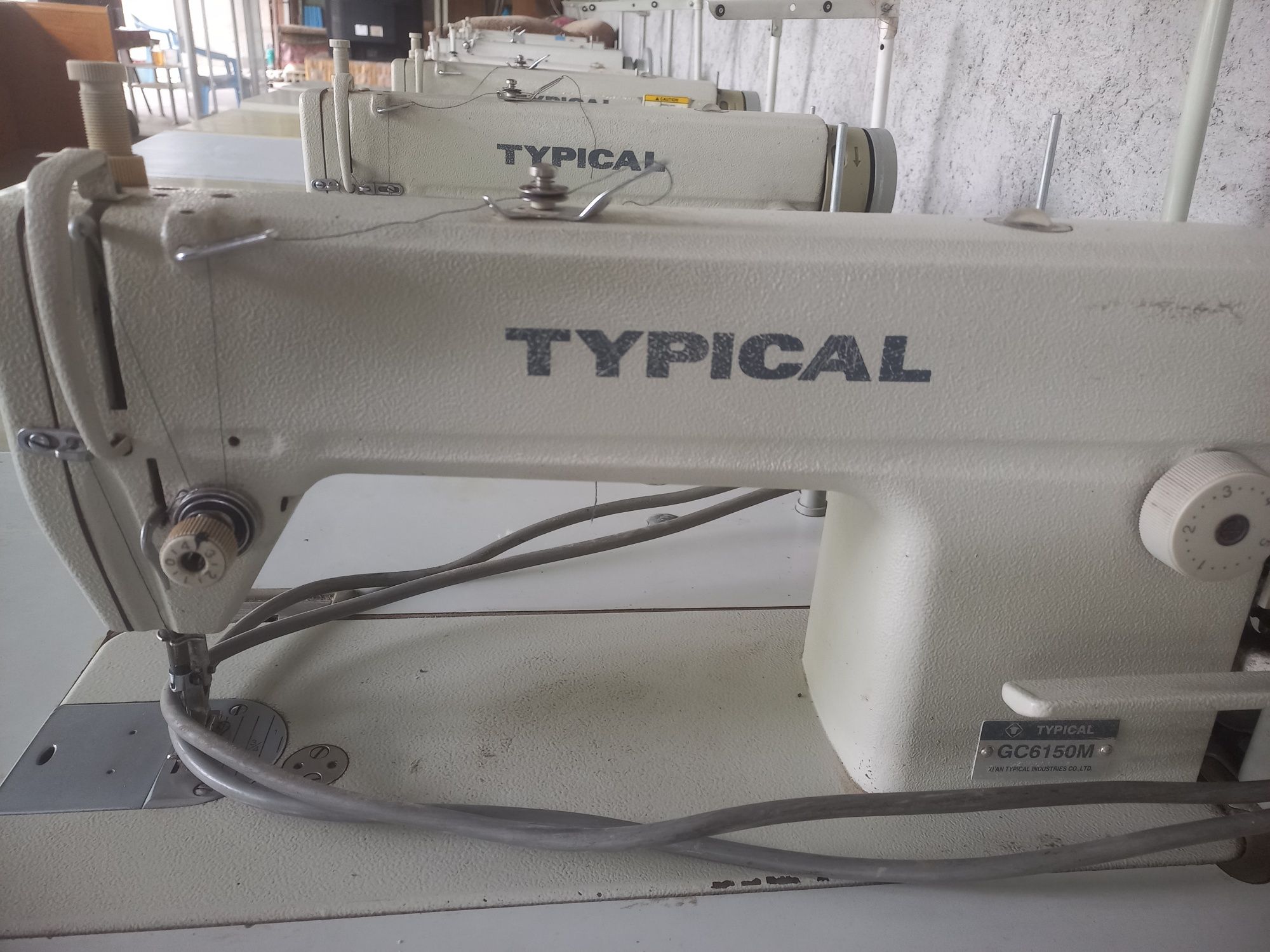 Продам швейную машинку TYPICAL и два стеллажа.