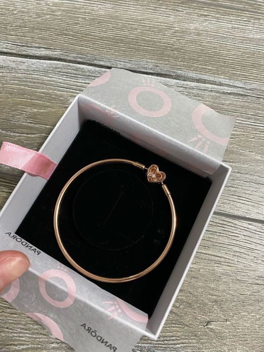 Vând brățară Pandora Moments Heart & Butterfly Bangle