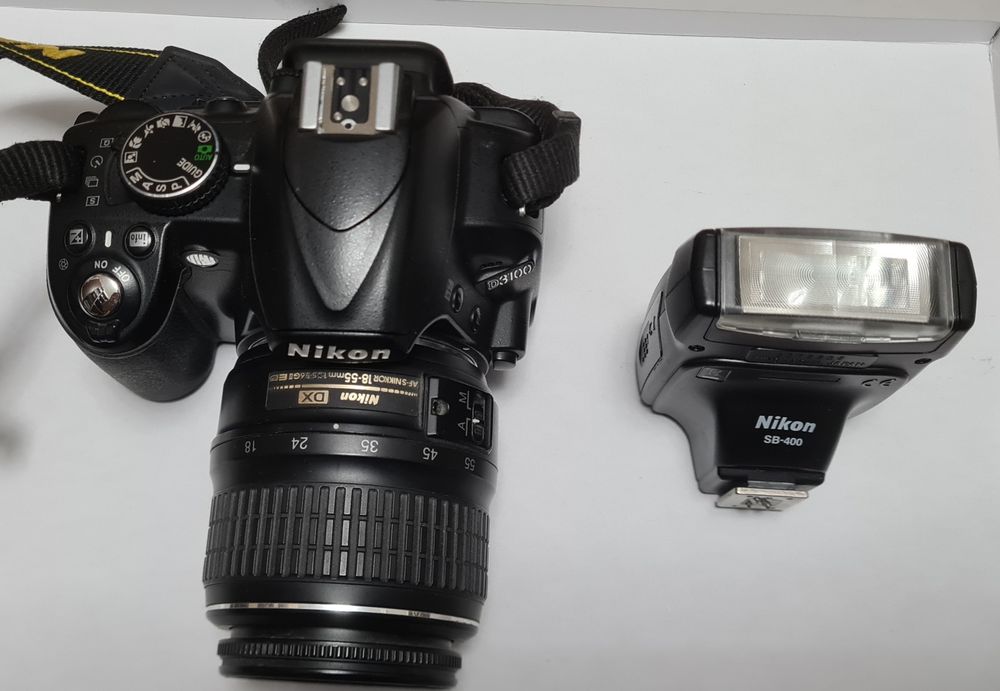 Cameră foto DSLR Nikon D3100 + obiectiv 18-55mm + blitz Nikon SB-400