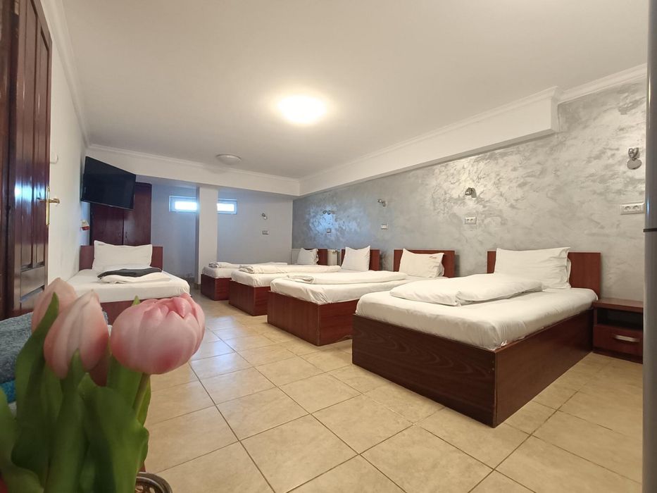 Vind paturi de o persoana,cu saltea inclusa,stare impecabila,culoare m