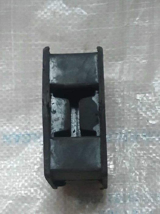 Подушку под двигатель Москвич 2141