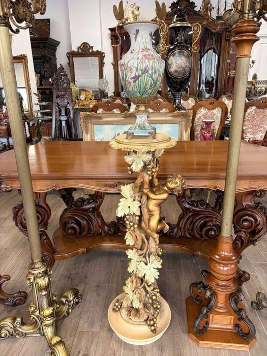 Piedestal sculptat și vopsit manual