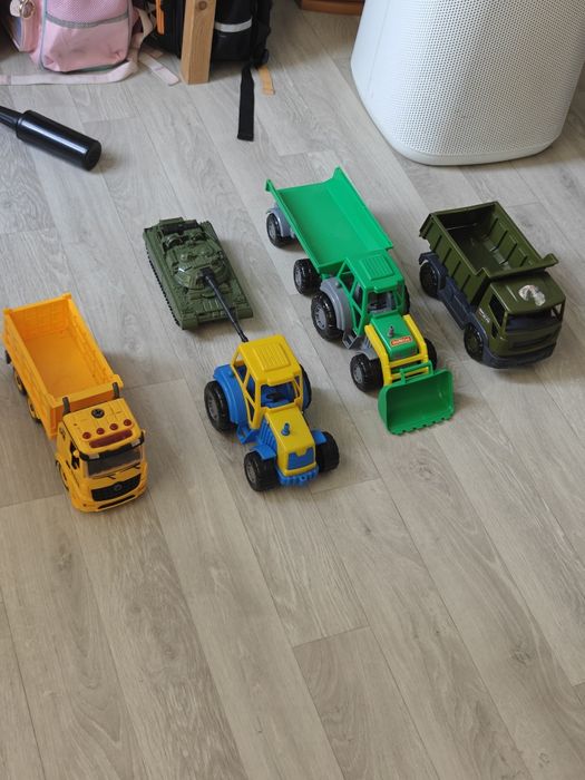 Игрушки машинки танк