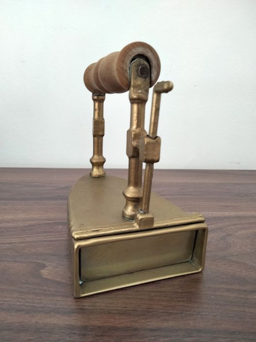 Călcător vechi, bronz