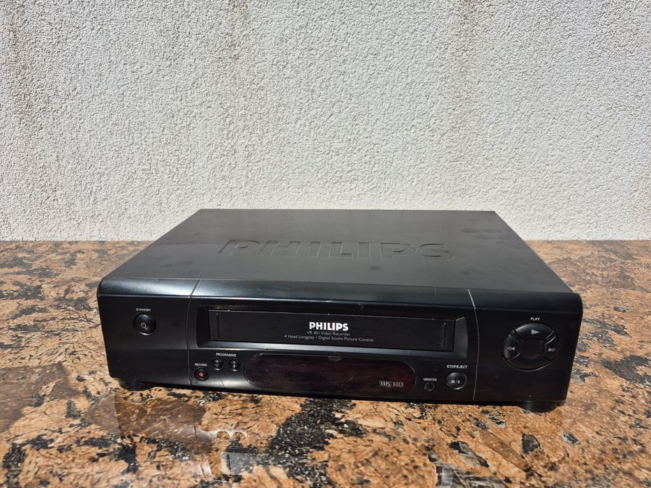 Vand video marca Philips model VR-401,made in Hungary 

- video casett
