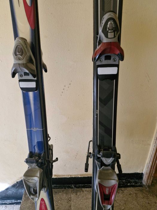 Vând două perechi de schiuri, Dynastar, 1,70 m și Rossignol, 1,60 m.