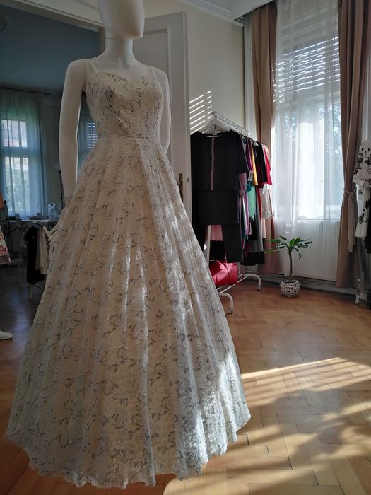 Vand rochia de mireasa