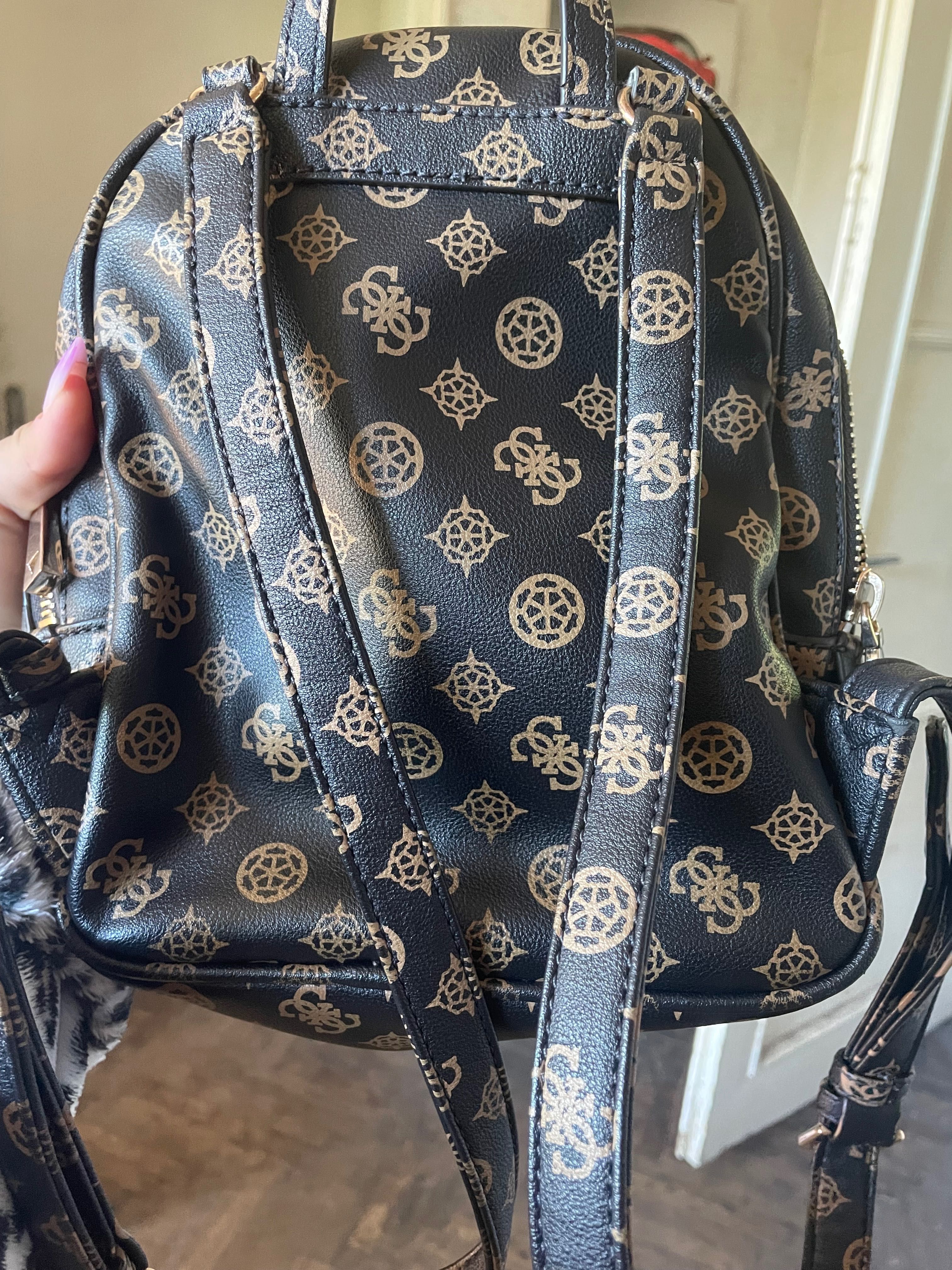 Оригинална раничка Guess