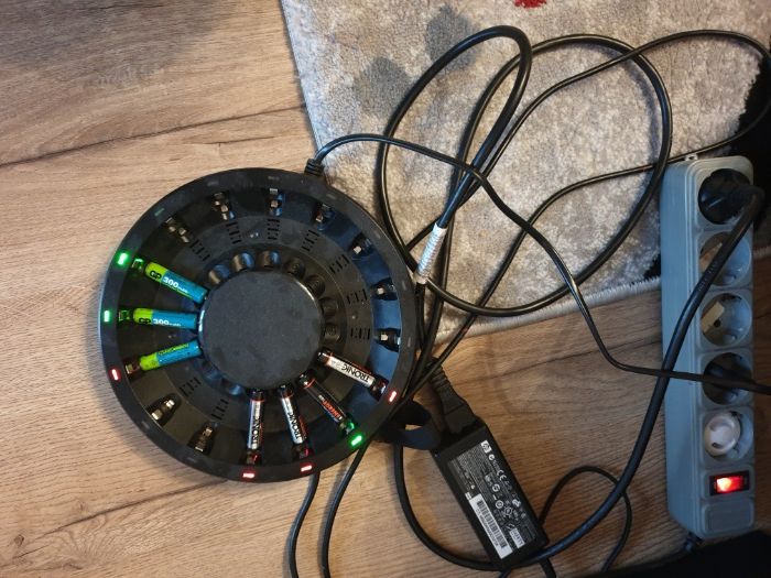 Încărcător rapid baterii AAA (R3) si AA (R6) 16 sloturi