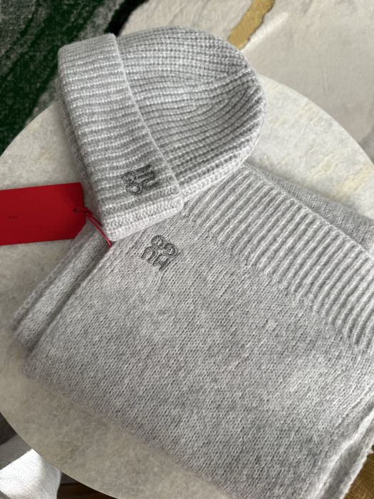 HUGO Red sarmi set fular si caciula dama gri one size noi originale