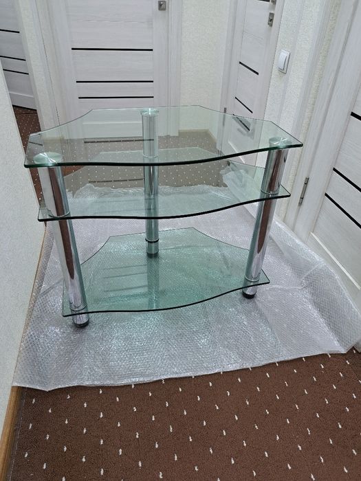 Продаётся журнальный столик стеклянный,  трёхярусный . Б/у. Размер 80/
