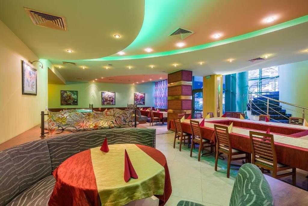Продава се Хотел в Стара Загора, Център - 2200 кв.м за 1682 €/кв.м - Снимка #1