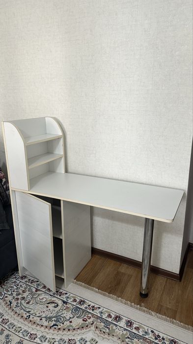 Маникюрный стол в хорошем состоянии