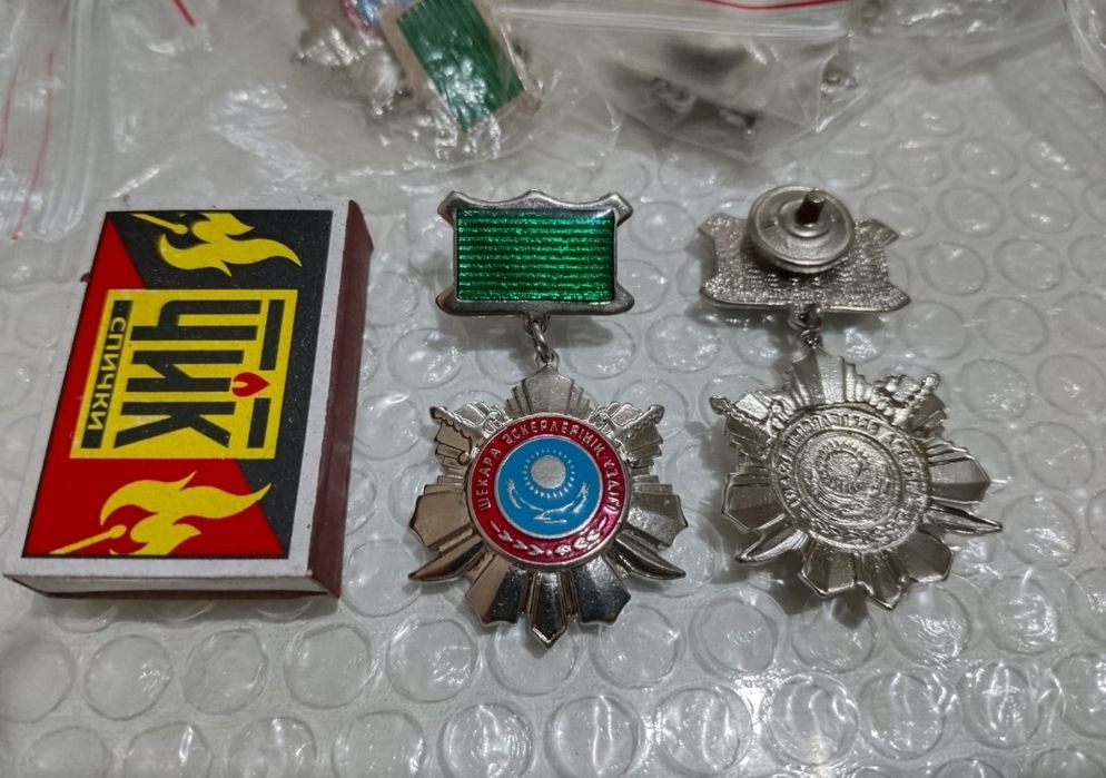 Значки пограничник, новые.