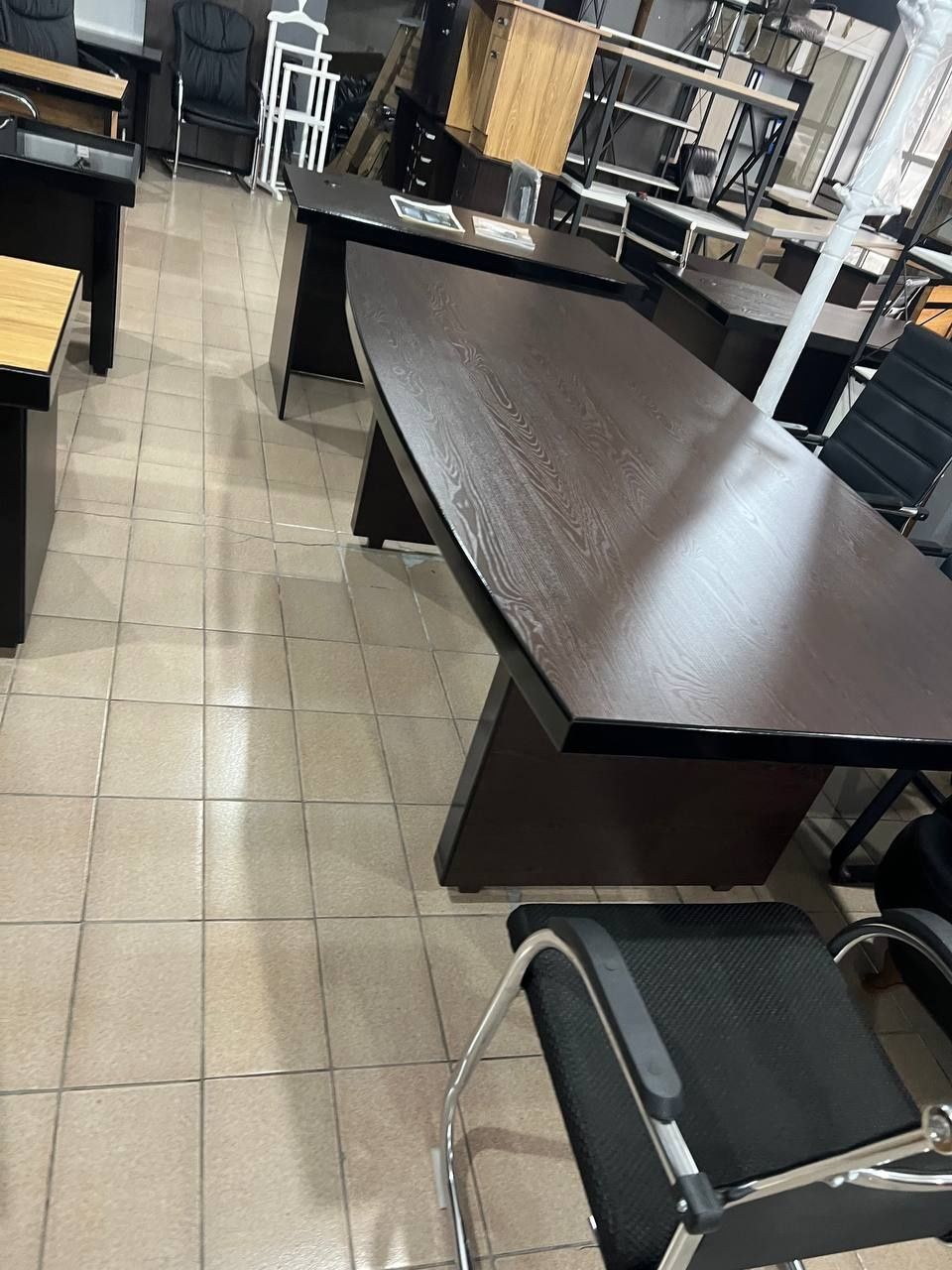 Majlis zalar uchun stol pergavorniy