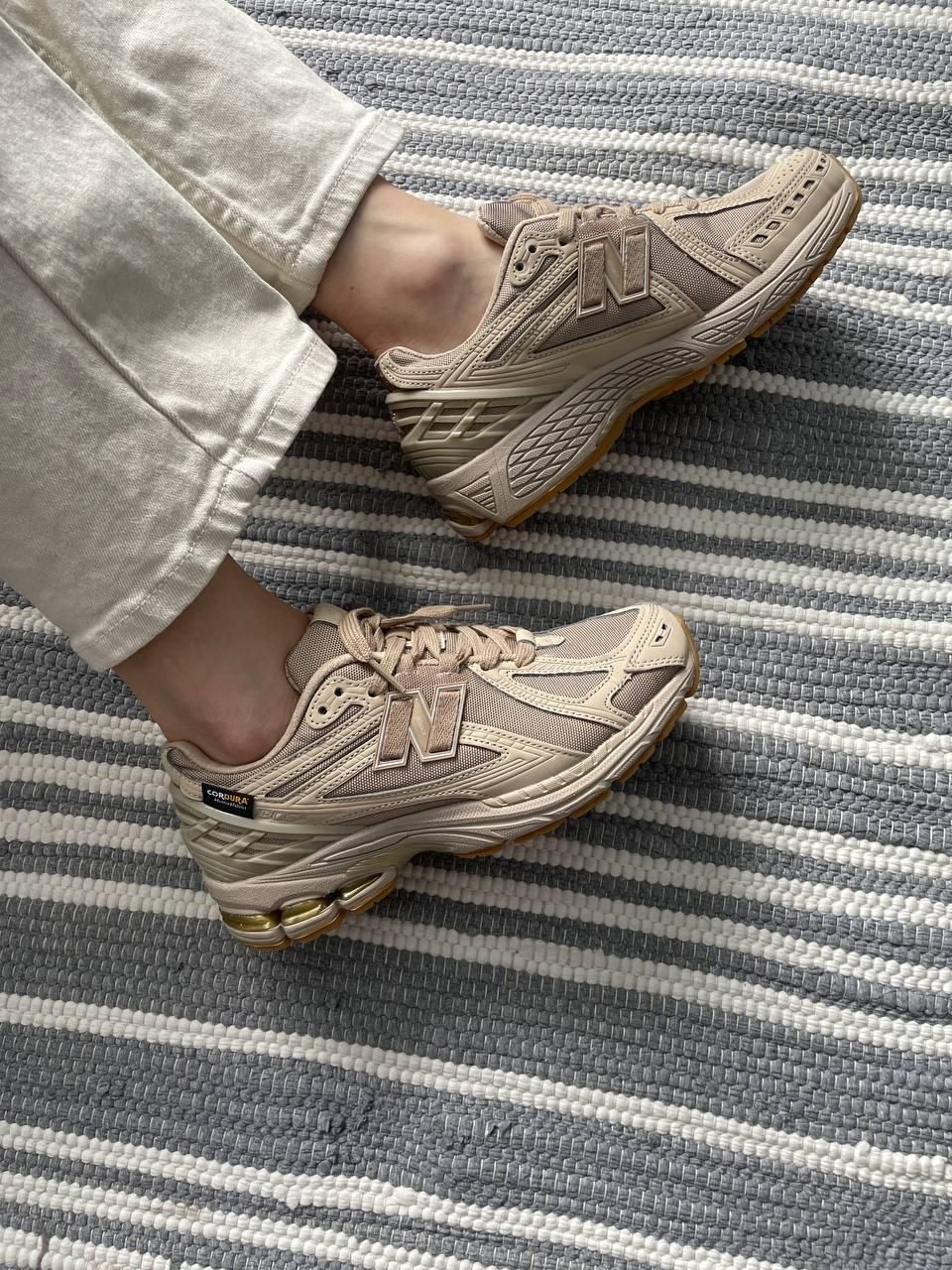 New Balance 2002R GORE. Кроссовки в стильном бежевом цвете