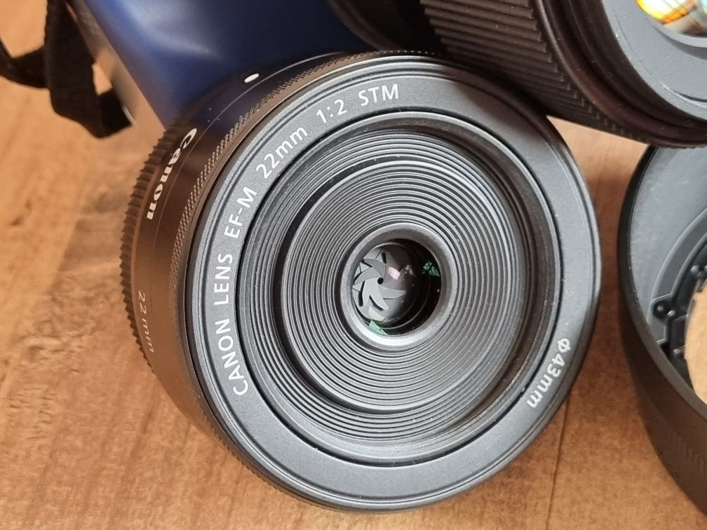 Canon EOS M100 с обективи Sigma 56mm и Canon 22mm