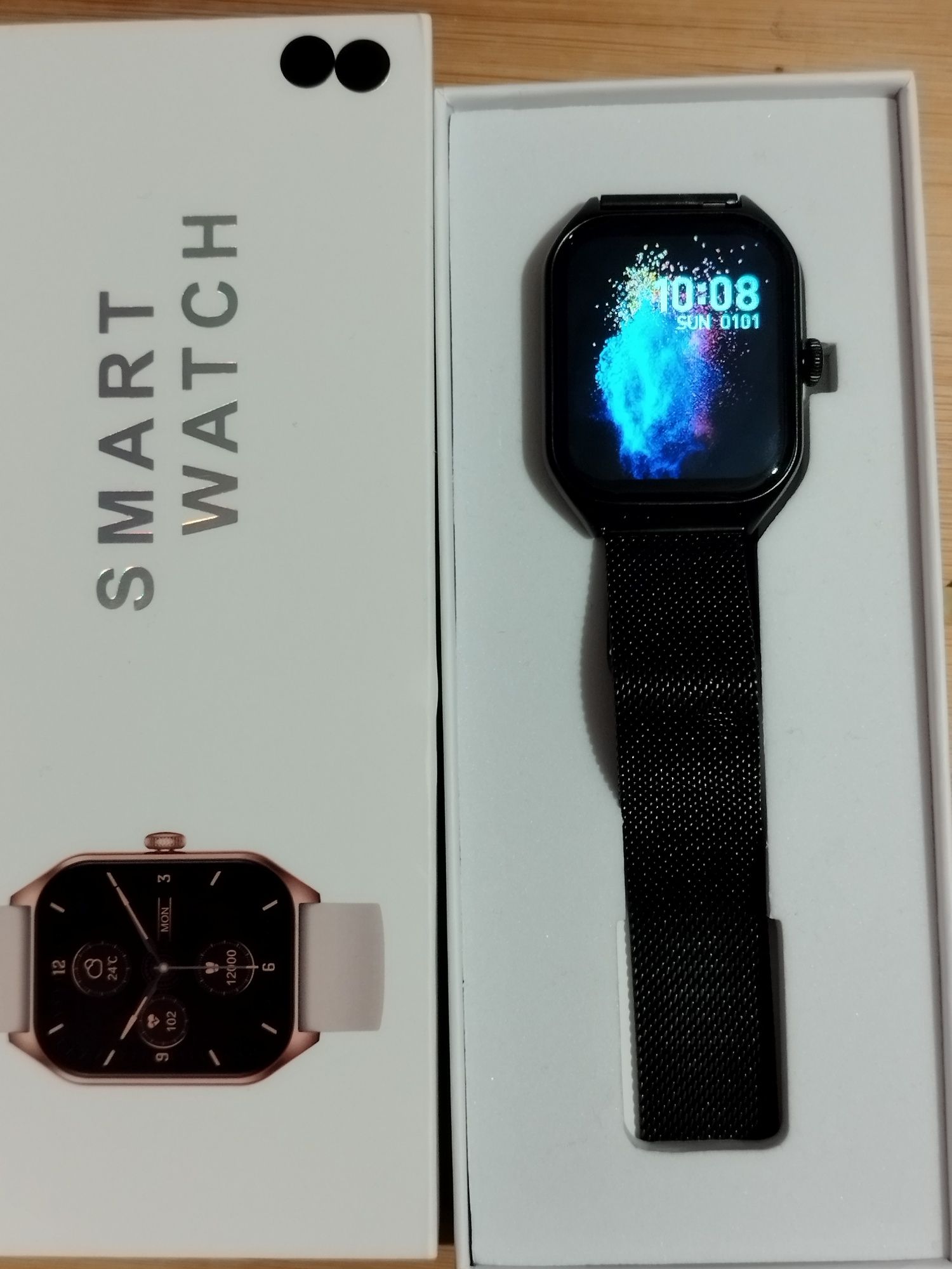 Smartwatch negru cu brățară metalică