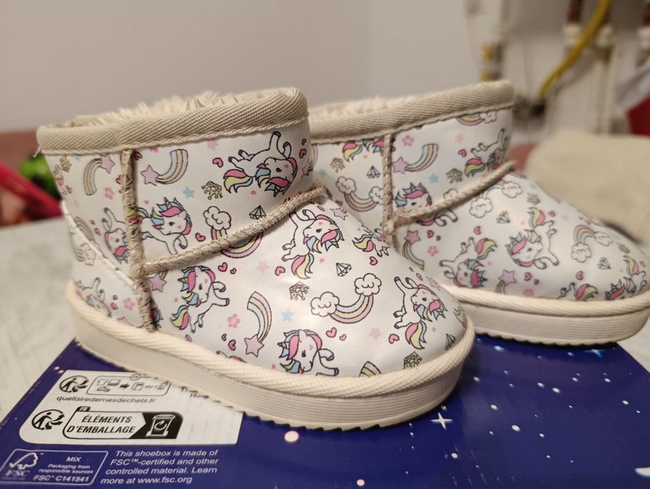 Vând ghete pentru copii