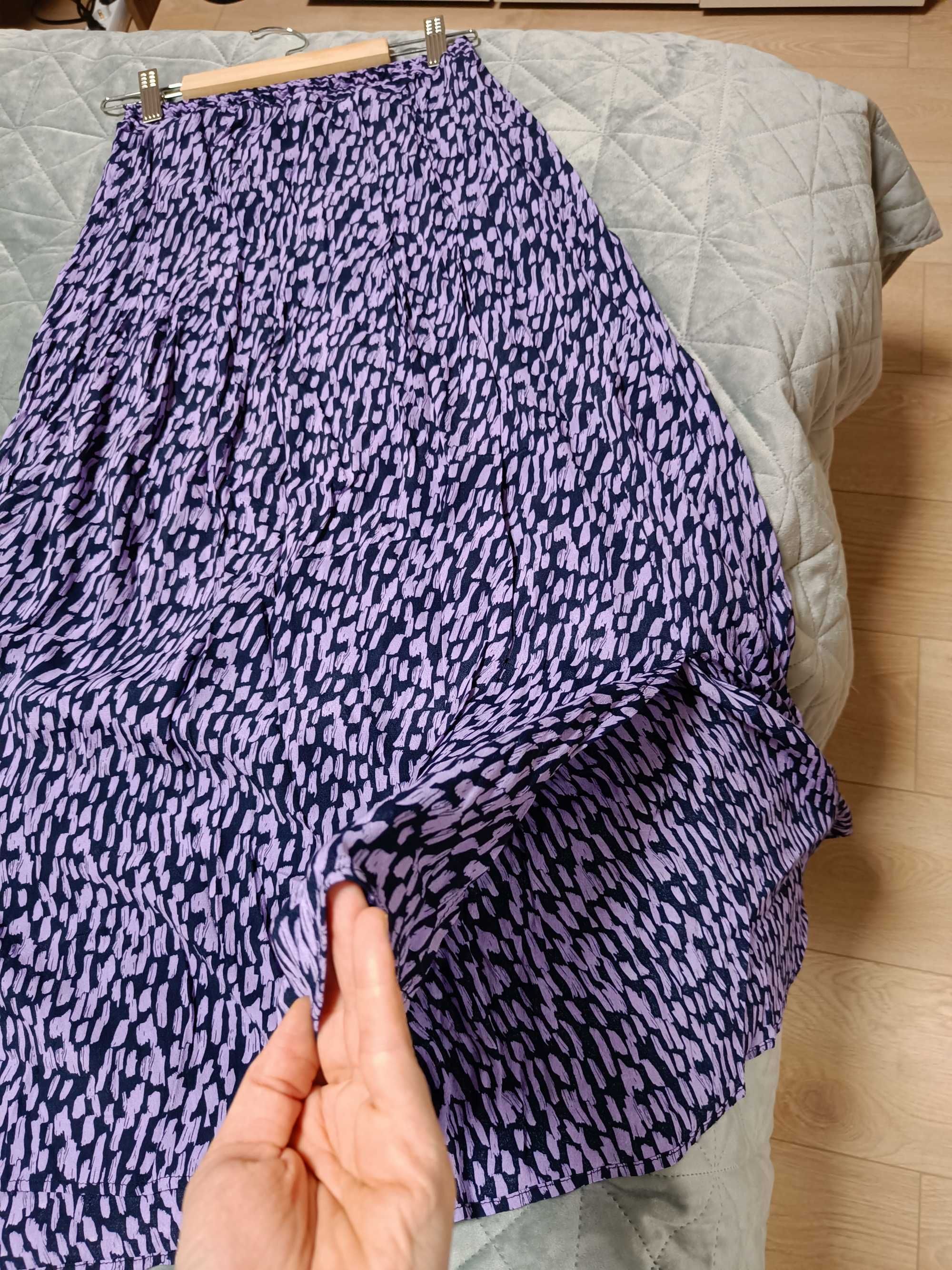 Пола на Essentials в отлично съст-е, има малки цепки от двете страни