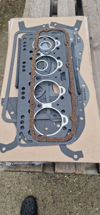 Set garnituri motor tractor fiat 411.415 full pret 300 lei cuprinde to