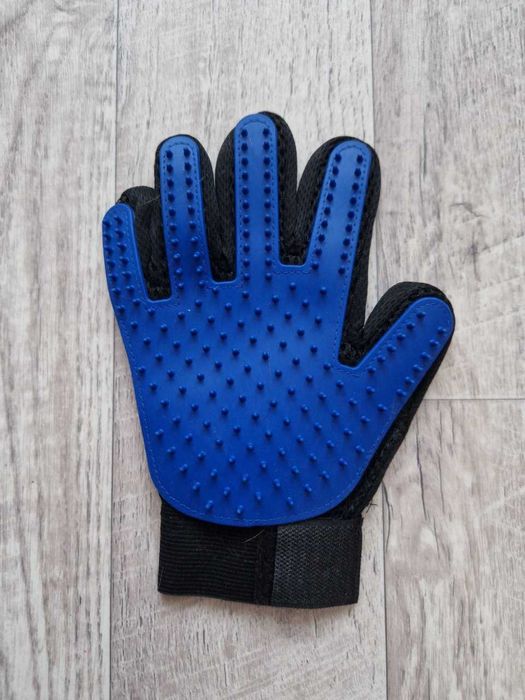 Перчатка-чесалка для животных