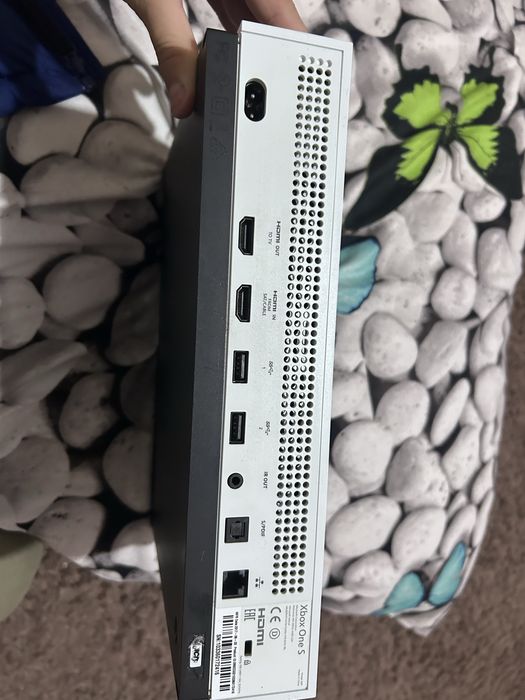 Vand xbox one s+ doua controllere si fifa 23