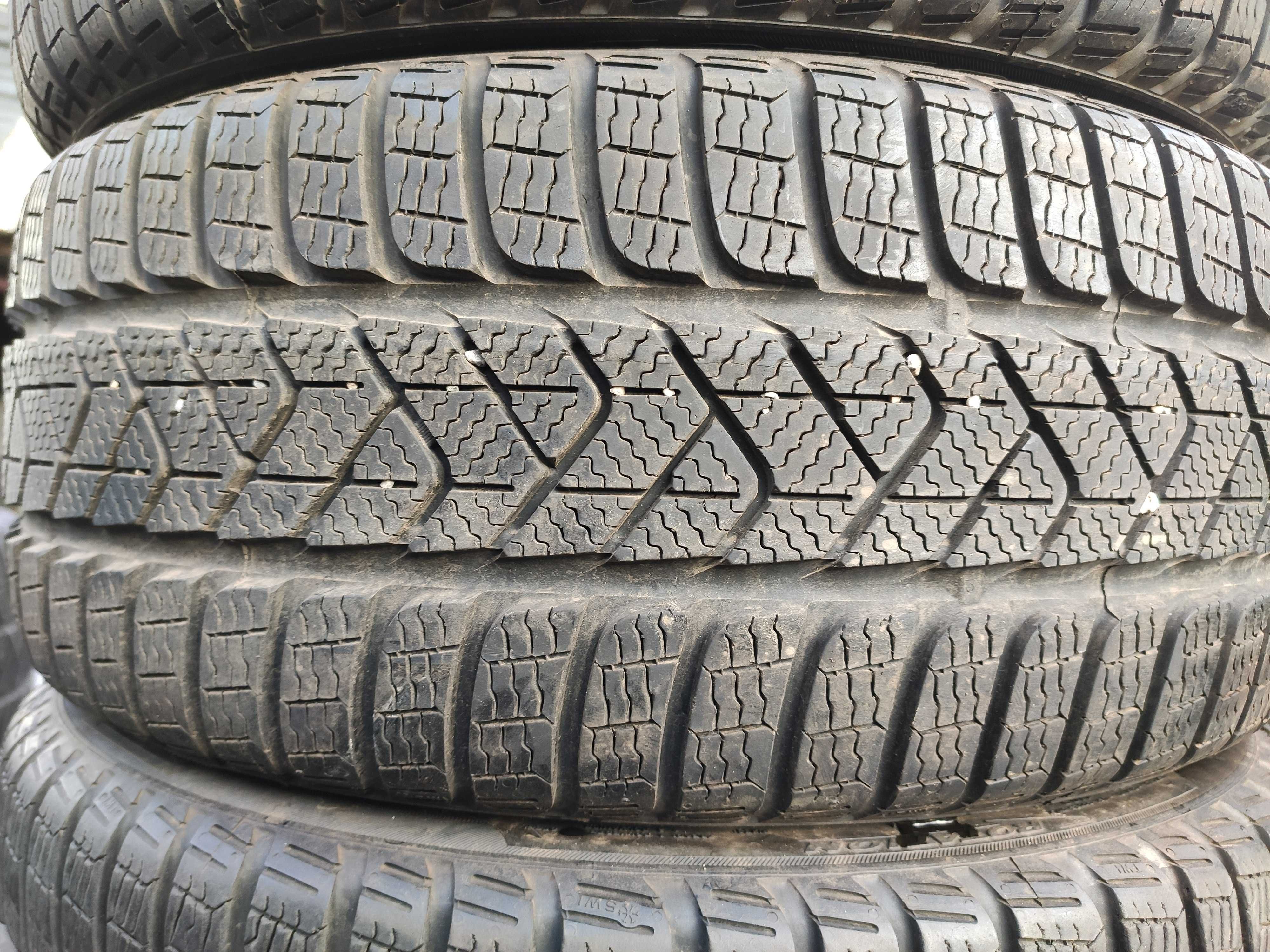 4бр Зимни гуми 205 40 17 - Pirelli