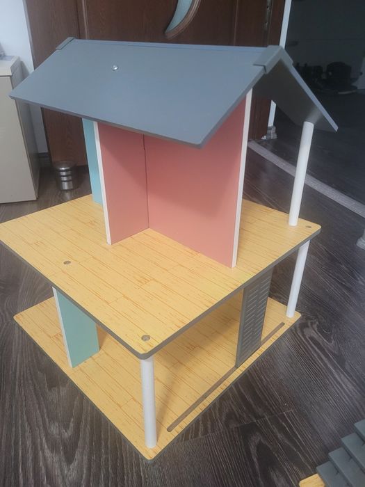 Vând casa de lemn pentru păpuși, cu accesorii
