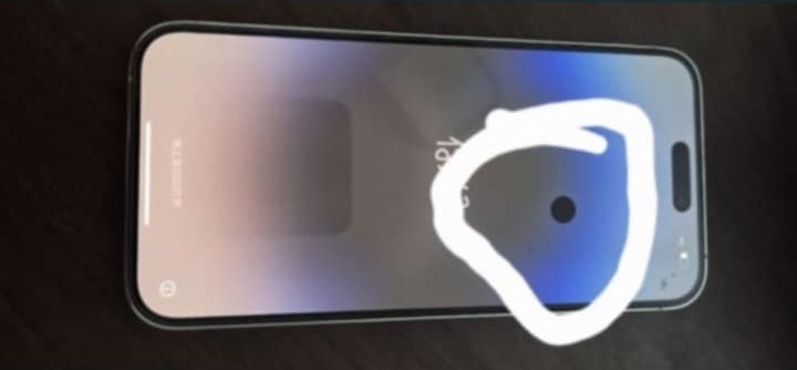 Vand iphone 14 pro max are o mica pata