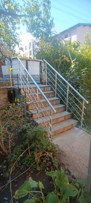 Произвеждам алуминиеви и стъклени парапети