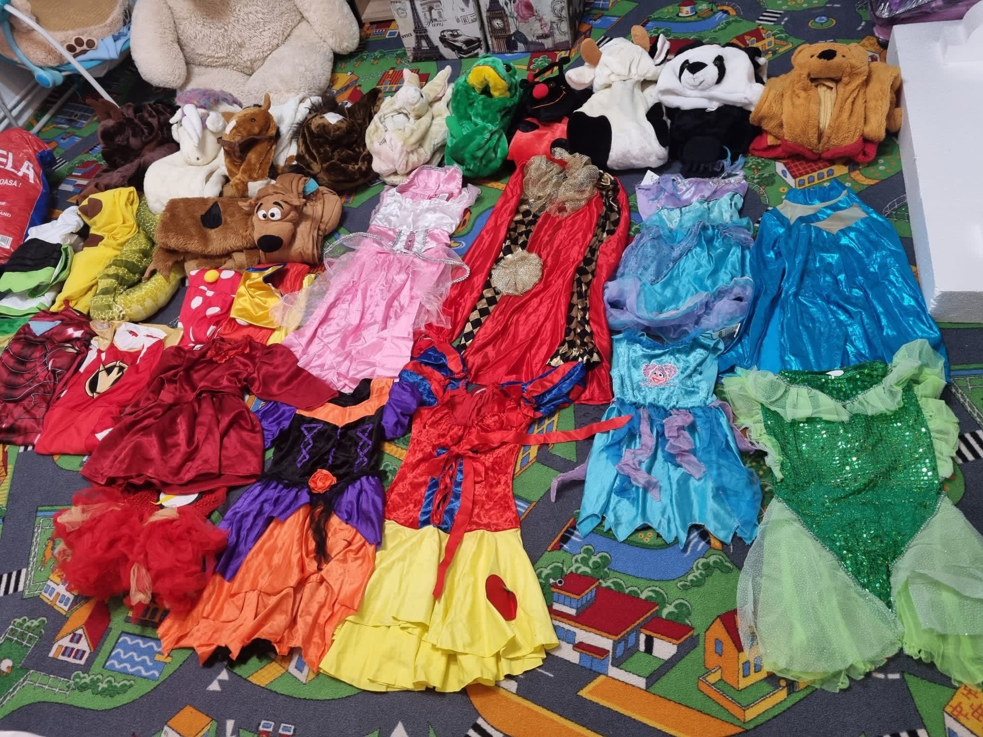 Vand diverse costume pentru copii tip animalute, cosmos si rochite