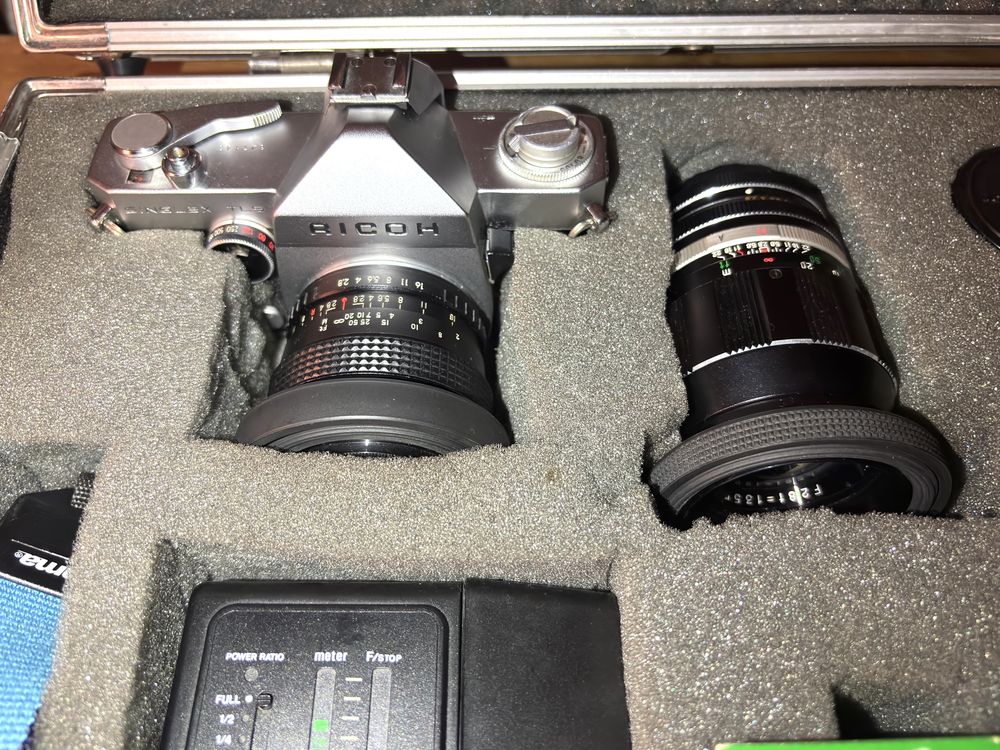 Bundle foto vintage - aparat Ricoh + obiective și accesorii