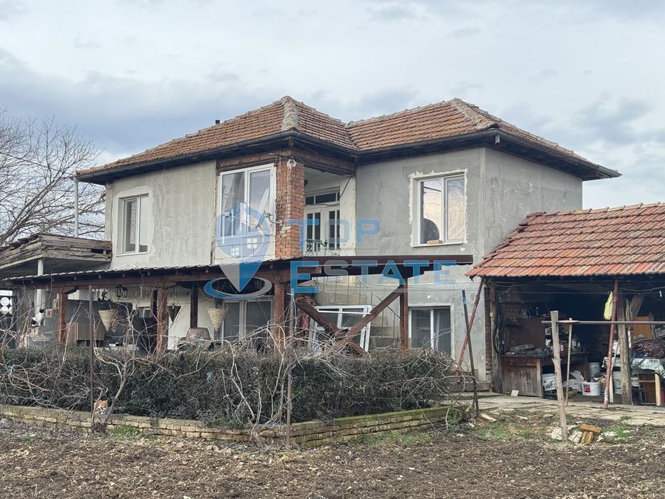Тухлена къща с голям двор в село Хотница, област Велико Търново