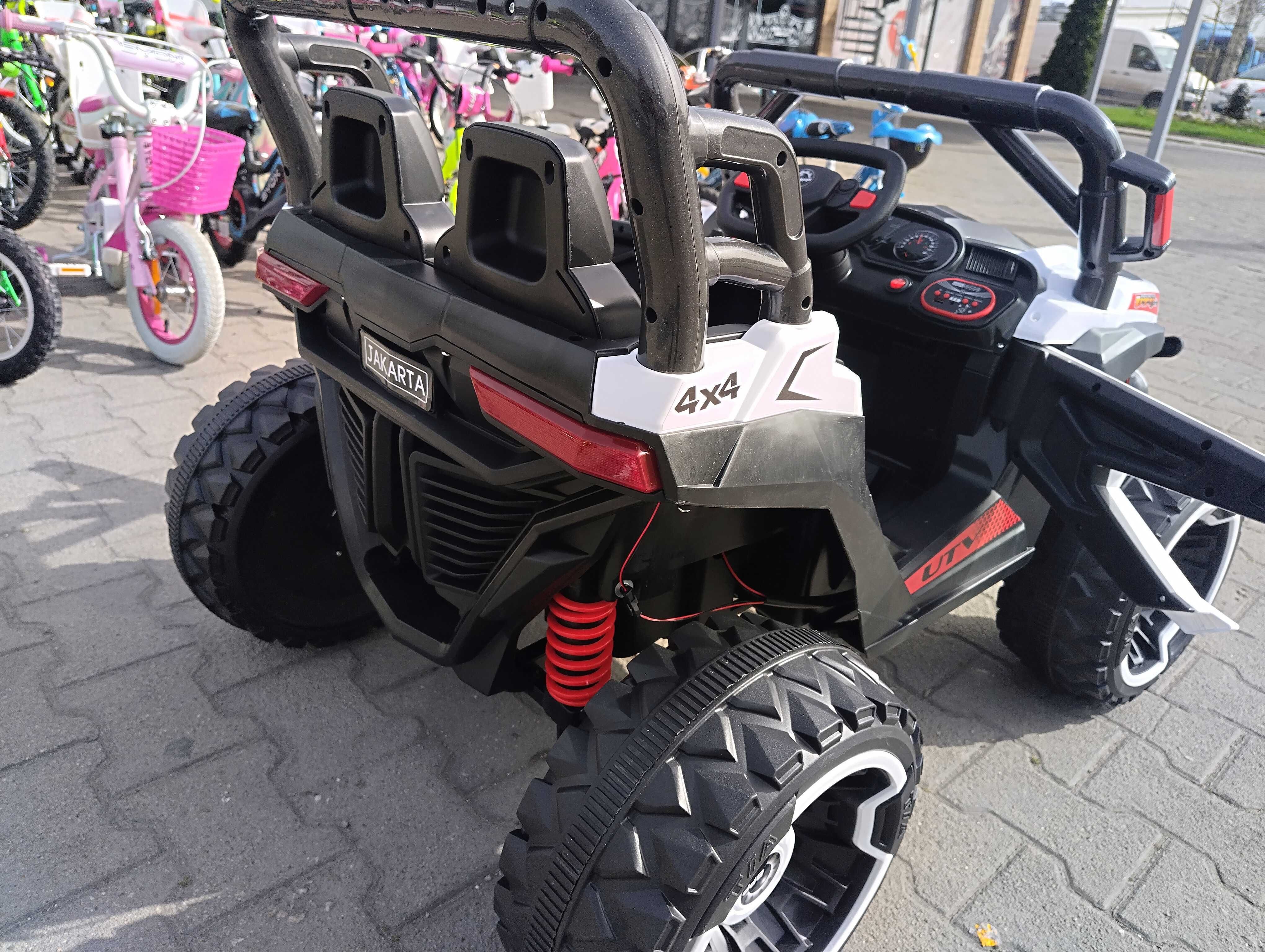 SAFARI двуместен акумулаторен джип JAKARTA 4x4 бял