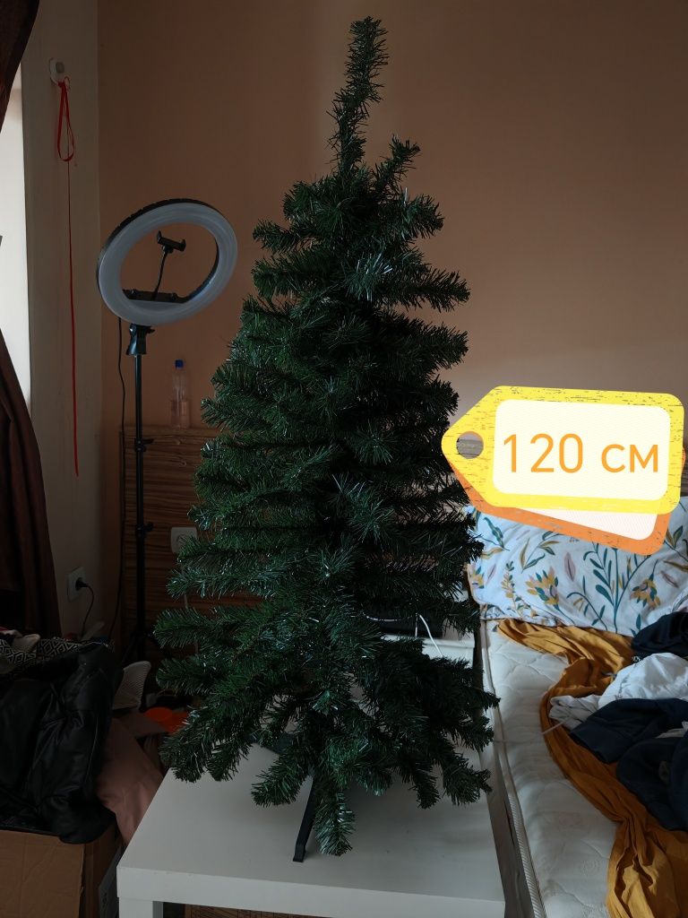 Поради преместване продаваме всичко коледно.