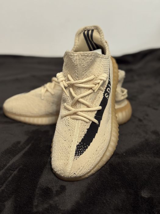 Vând Adidas Yeezy Boost 350 V2 – NOI, nepurtați, stare impecabilă