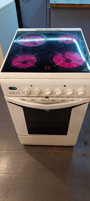 Печка Indesit с керамични котлони - напълно работеща