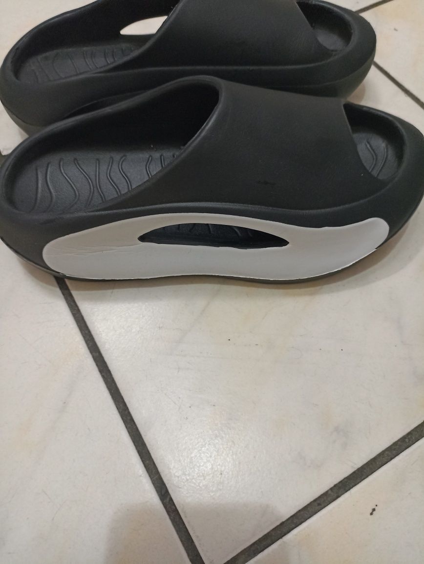 Vând șlapi Flip Flops