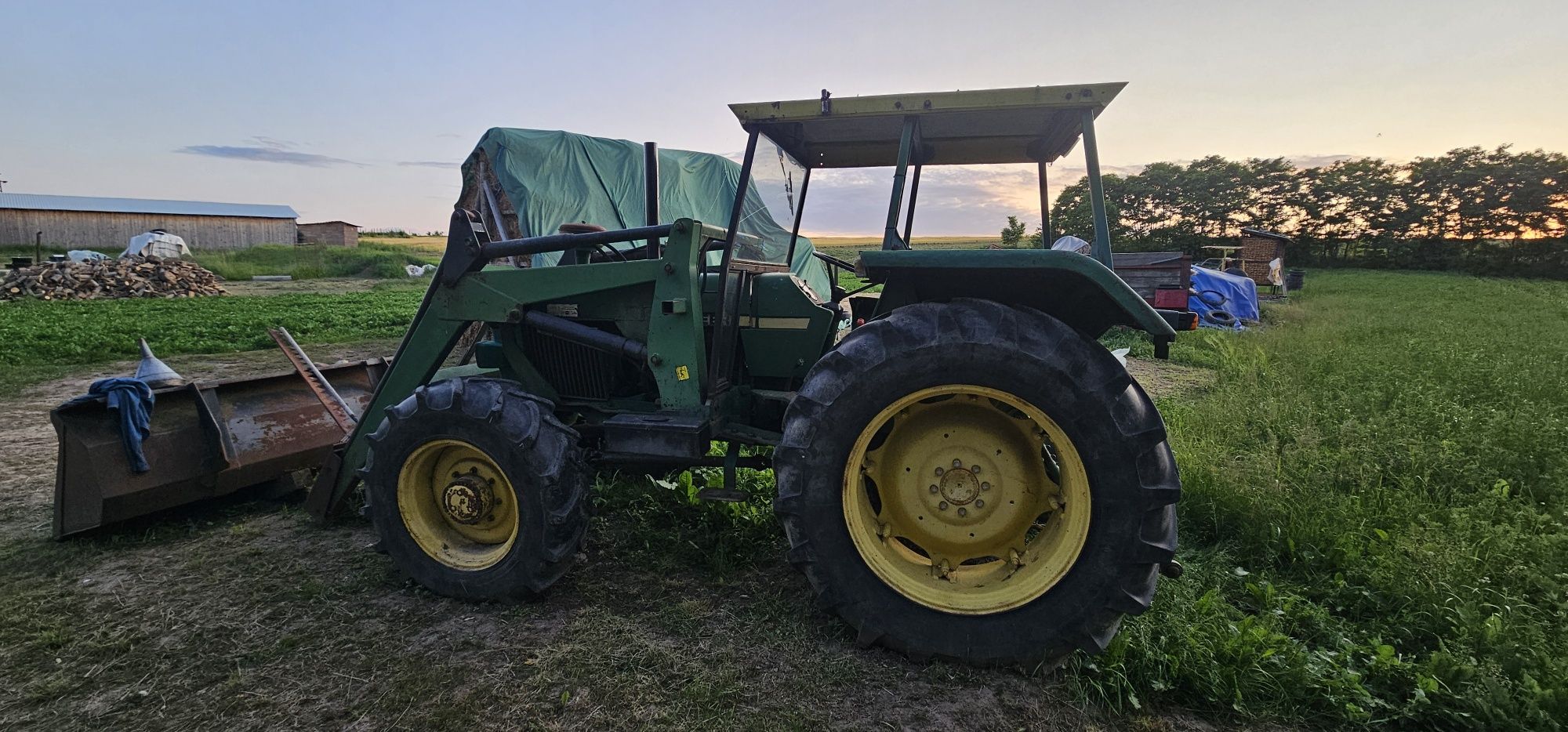 Vând John deere 2140