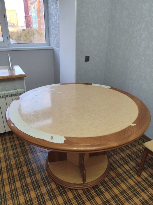 Стол округлый хорошего качества