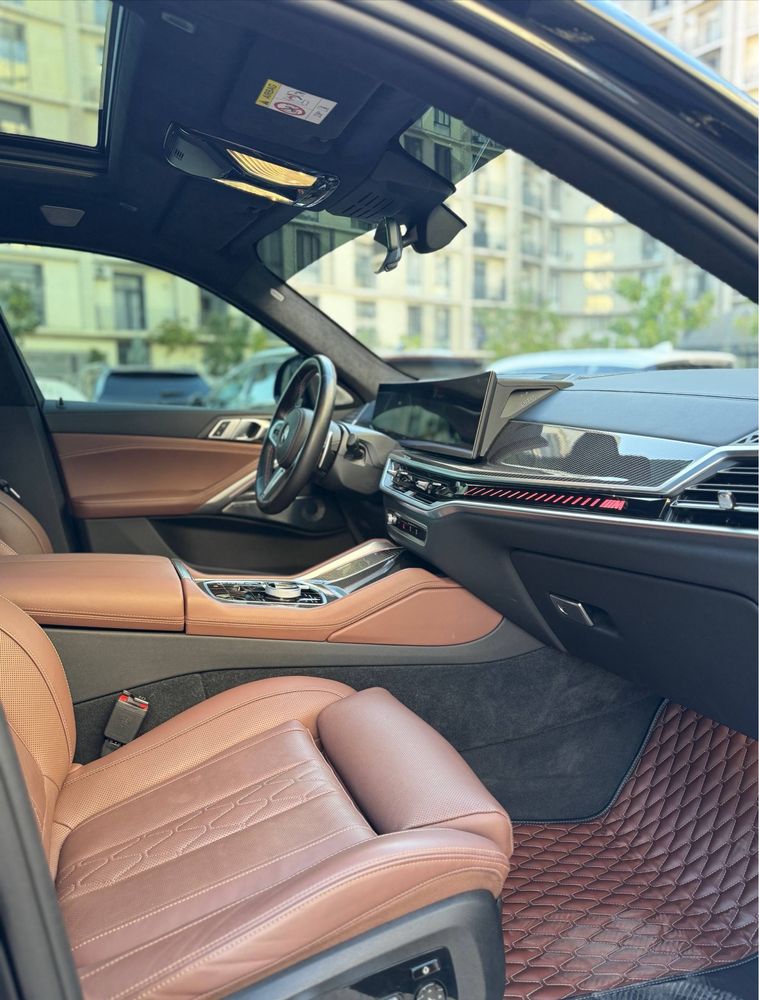BMW X7 M60i.