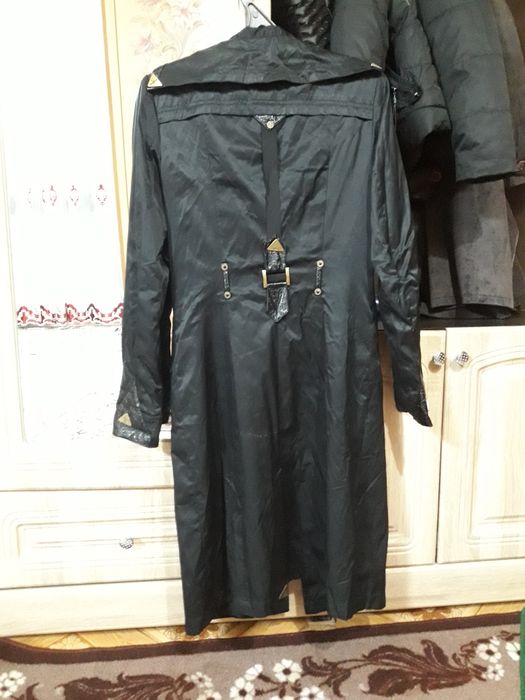 Продам плащ в хорошем состоянии на весну, осень, длина ниже колен,