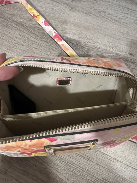 Дамска чантичка GUESS