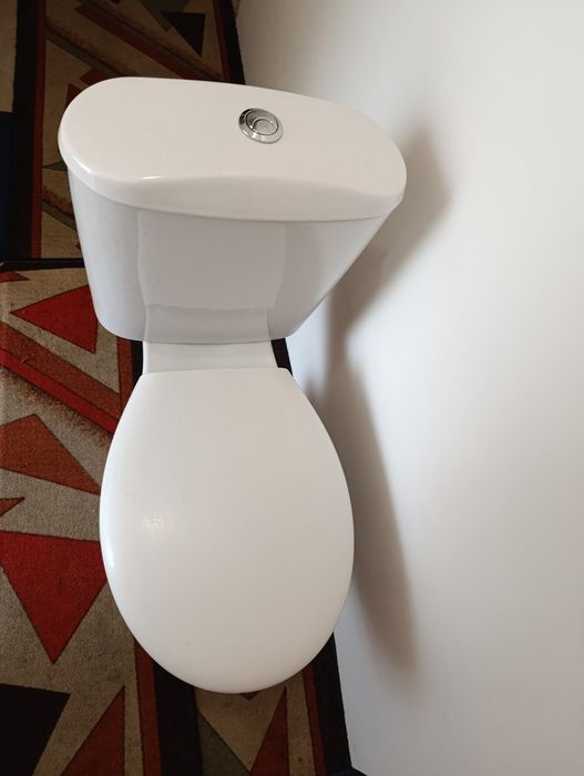 Продавам тоалетна моноблок