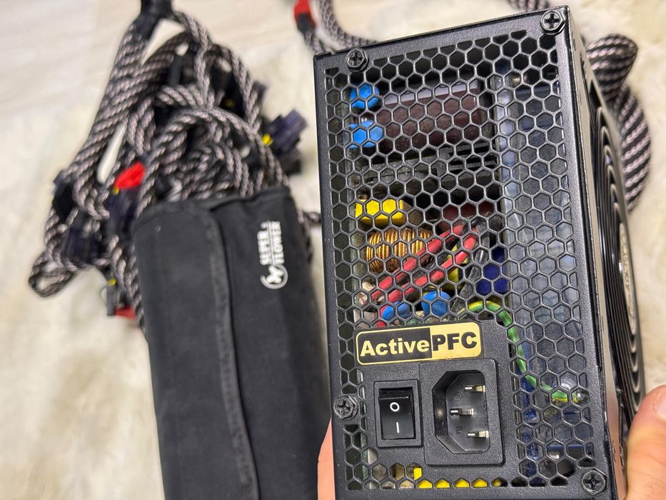 Sursa 700W Super Flower Golden Green 80+ GOLD 90+ Eficienta LED Gaming