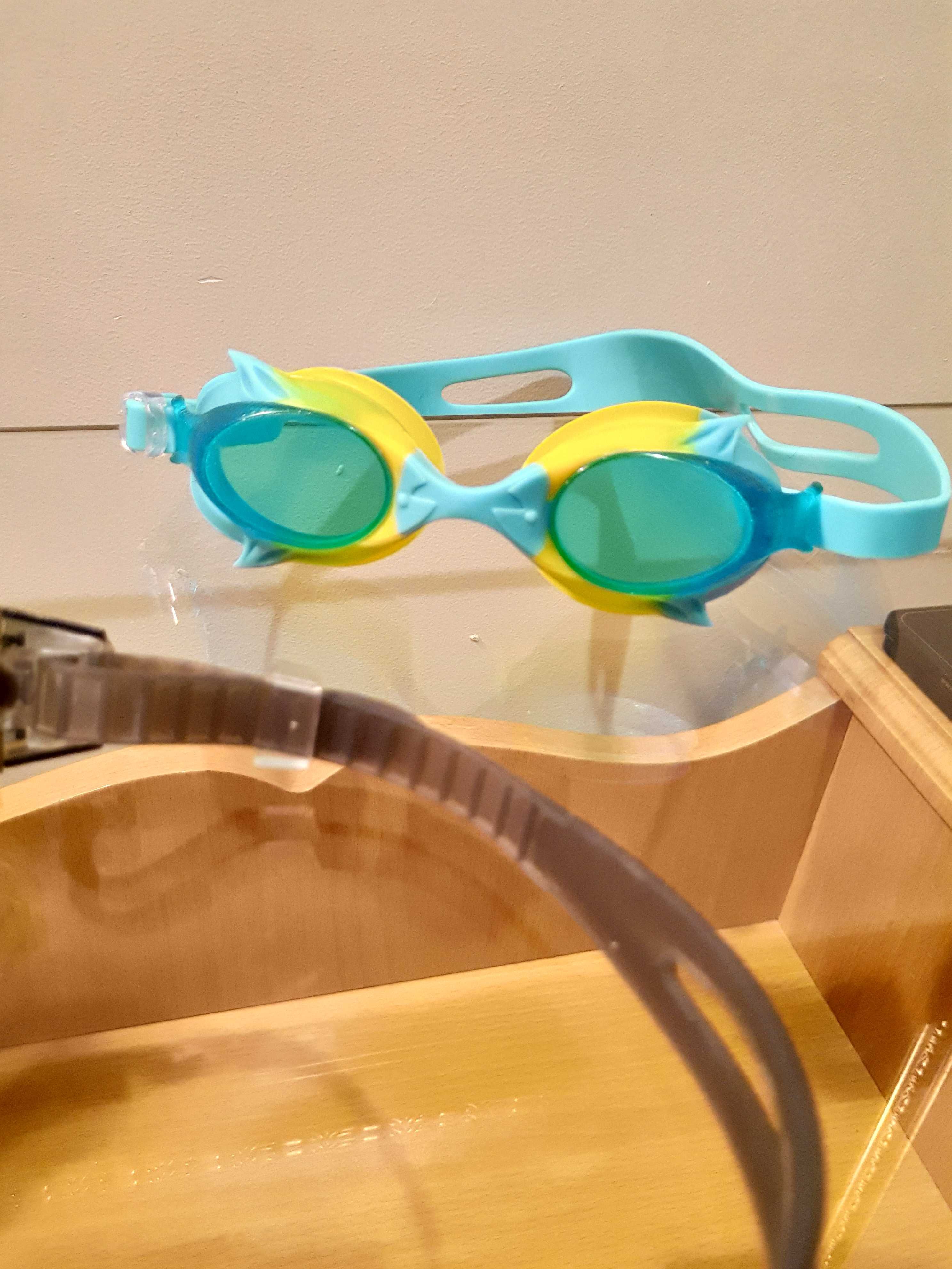 Очки для плавания.