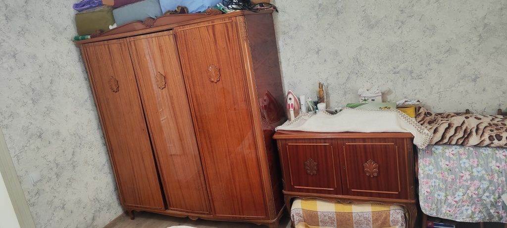 Продаётся спальный гарнитур.