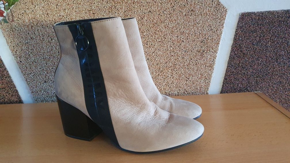 O pereche botine Tommy hilfiger marimi diferite